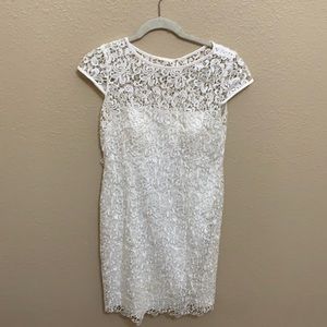 Attention BRIDES! Adrianna Papell is here to celebrate your big day. Size 8.